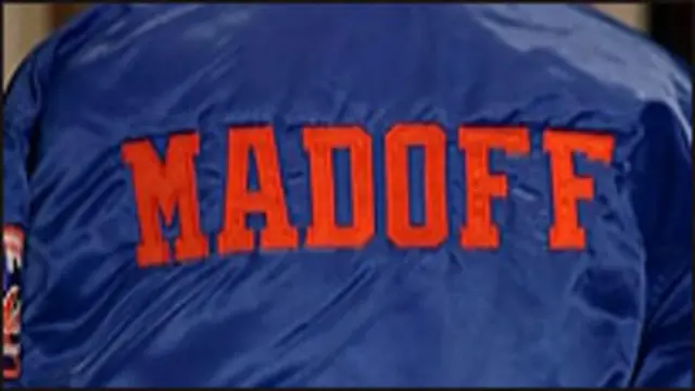 Куртка с надписью "Мэдофф"