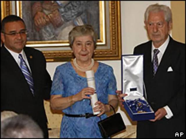 Mauricio Funes (izq.), Manuela Balenciaga y Antonio Ellacuría