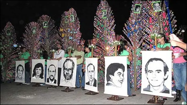 Marcha con los retratos de los seis sacerdotes asesinados y sus dos colaboradoras