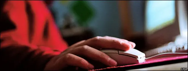 Una mano sobre un ratón