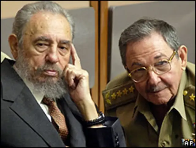 Fidel e Raúl Castro. Foto AP