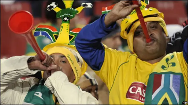 Vuvuzela çalan taraftarlar