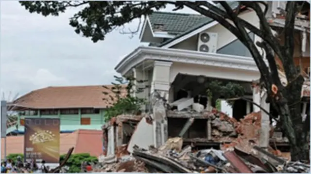 Rumah hancur di Padang