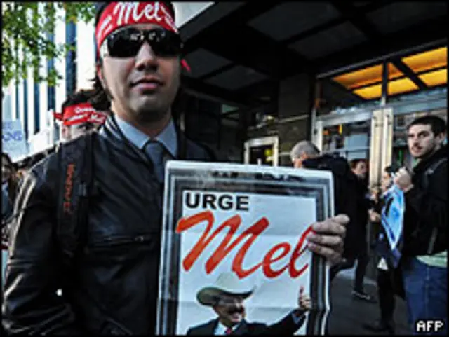 Manifestante en Estados Unidos con afiche de Manuel Zelaya.