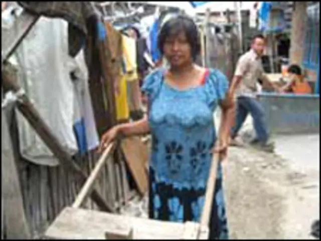 Sainah menjajakan buah sepanjang hari