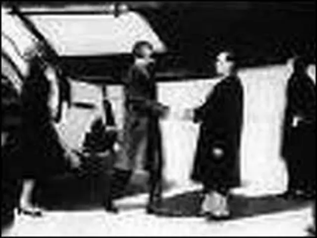 周恩来在机场迎接尼克松