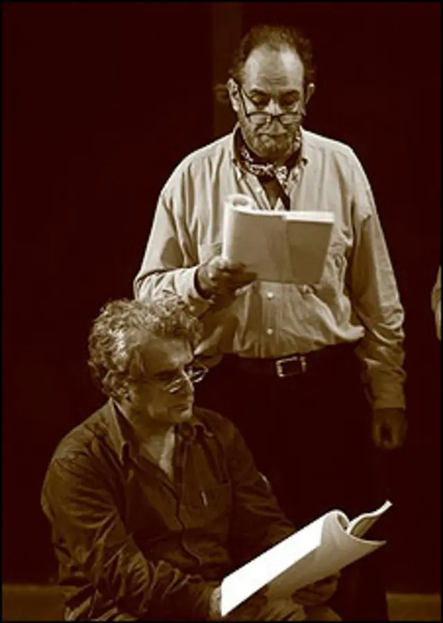 سال گذشته فرهاد آئیش (ایستاده) کرگدن را با بازی مهدی هاشمی در تهران به روی صحنه برد