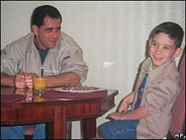 Elián González tras reencontrarse con su padre
