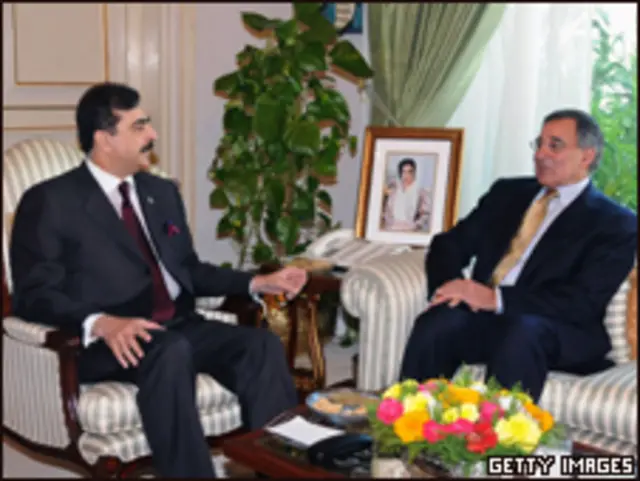 رئيس وزراء باكستان، يوسف رضا جيلاني مستقبلا مدير وكالة الاستخبارات الأمريكية، ليون بانيتا 