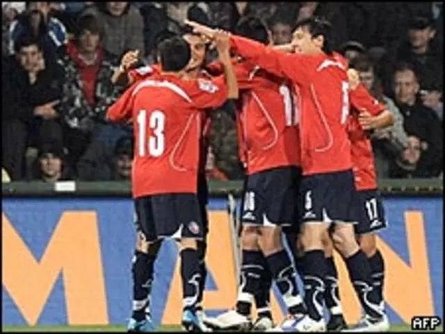 La selección chilena celebra su clasificación al Mundial de Sudáfrica.