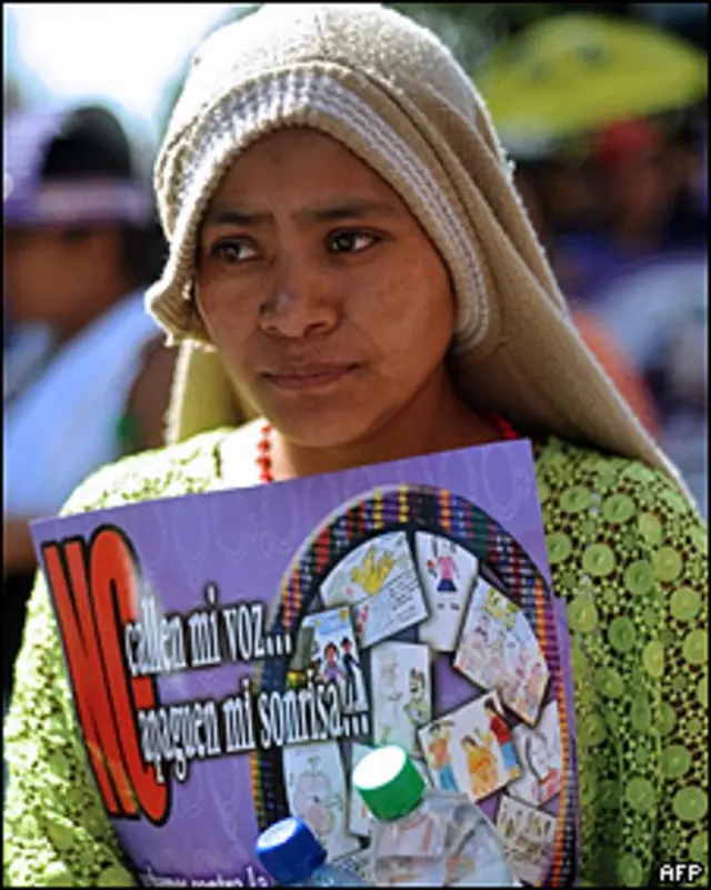 Mujer participa en Guatemala en el día de la eliminación de la violencia de género
