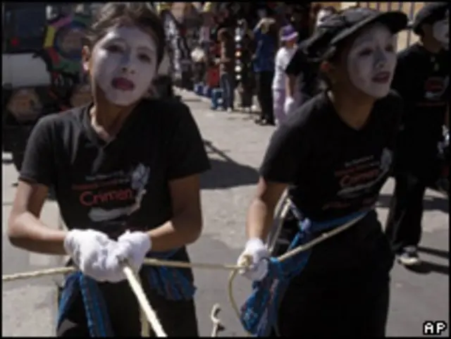 Mujer participa en Guatemala en el día de la eliminación de la violencia de género
