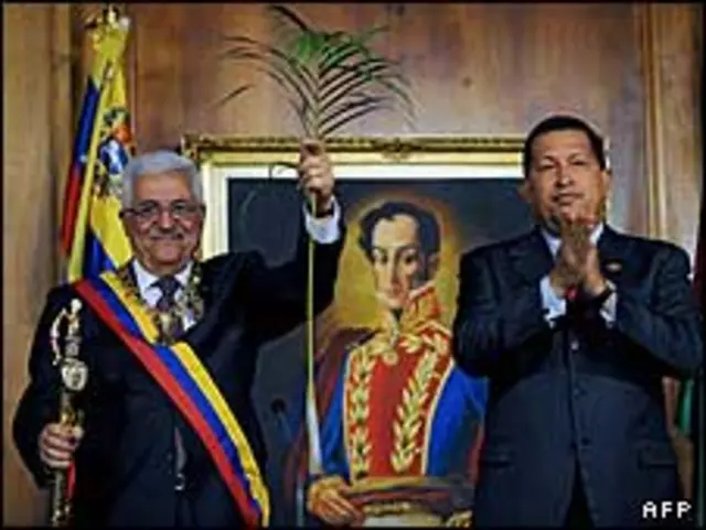 چاوز به محمود عباس، شاخه ای زیتون و شمشیری از طلا اهدا کرد