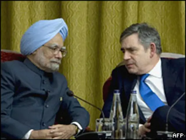 Премьер-министр Индии Манмохан Сингх и премьер-министр Великобритании Гордон Браун (28 ноября 2009 года)