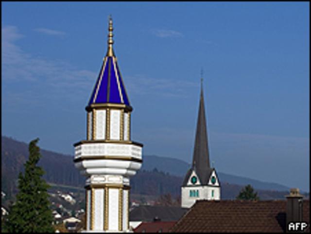 Un minarete y la aguja de una iglesia en Suiza
