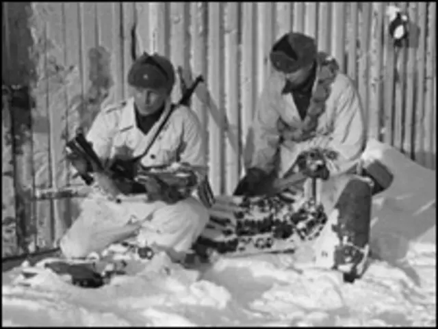 Финские солдаты собирают неразорвавшиеся советские бомбы