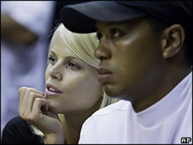 Тайгер Вудс с женой