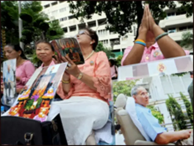 <i>Hàng ngày có hàng ngàn người đến bệnh viện cầu nguyện cho nhà vua.</i>