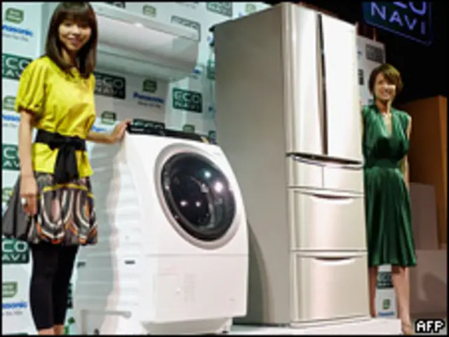 Демонстрация новых образцов холодильника и стиральной машины в Японии