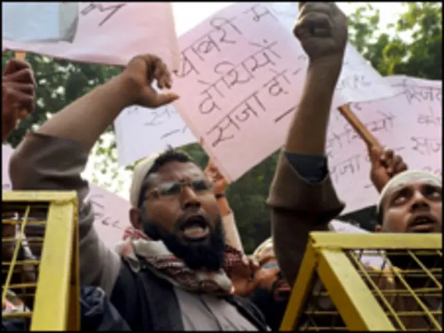 बाबरी मस्जिद के फिर से निर्माण के लिए भी लोग सड़क पर उतरे