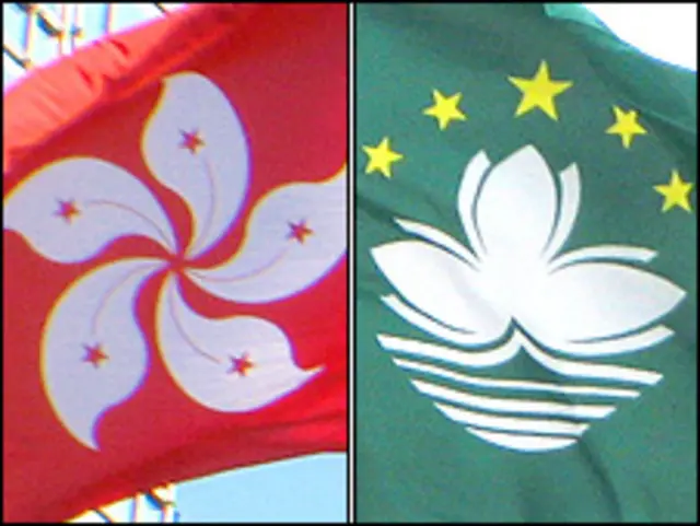 香港特区区旗（左）与澳门特区区旗（右）