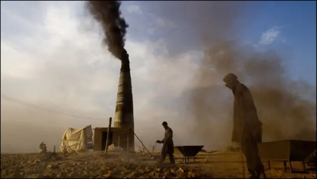 د ځینو تولید شوو توکو سوځول، ډېر مضر زهرجن غاز هوا ته استوي چې د انسان روغتیا ته تاوان رسوي.