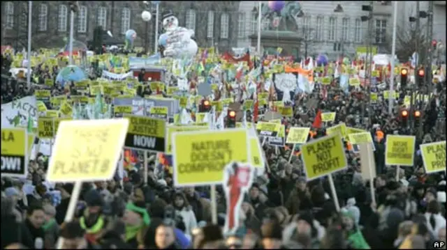 Manifestantes protestam em Copenhague no sábado, 12/12