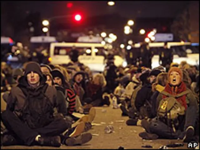 हिरासत में लिए गए प्रदर्शकारी