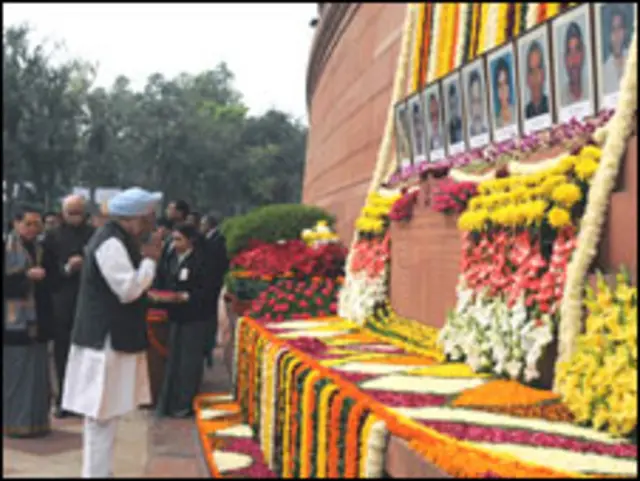 संसद पर मारे गए लोगों को श्रद्धांजलि 