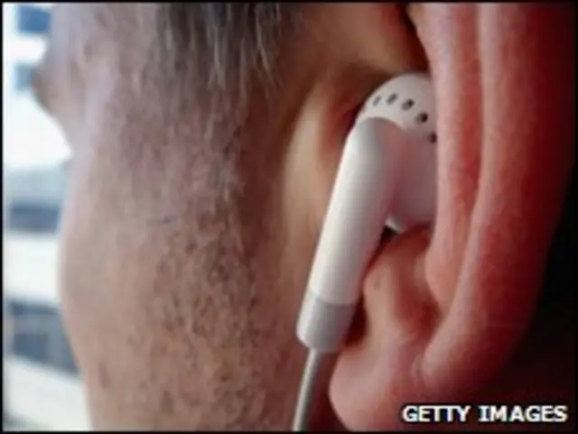 Наушник в ухе