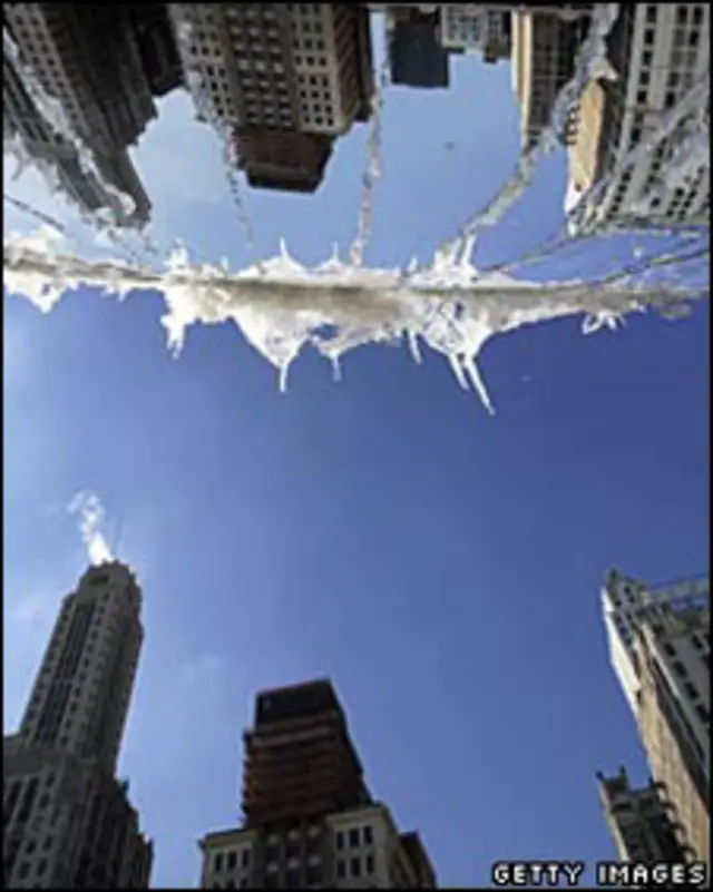 Chicago'da buz tutan aynalardan yapılmış bir heykel