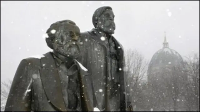 德国柏林街头的马克思、恩格斯雕像。