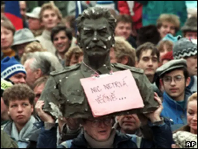 1989年11月民眾高舉標語牌「沒有萬歲」抗議