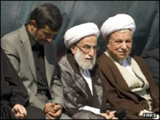 حمایت بی دریغ رهبر جمهوری اسلامی از محمود احمدی نژاد باعث شده است که چالش به گونه ای دیگر تحلیل شود نه ایستادن نسل دوم در برابر نسل اول