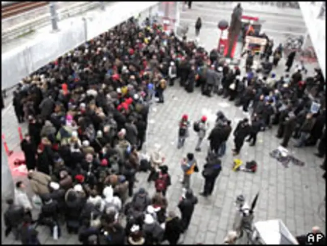 Fila de asistentes fuera de la sede de la Cumbre de Copenhague