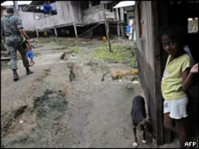 Soldado ecuatoriano en la frontera con Colombia