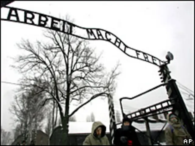 Напис ''Праця звільняє''