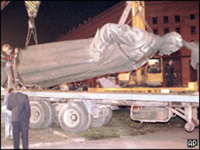 Памятник Дзержинскому снимают с постамента на Лубянской площади в 1991 году