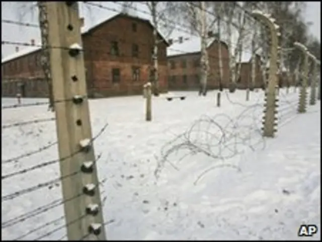 Parte da cerca do campo de Auschwitz com arame farpado rompido na manha de sexta