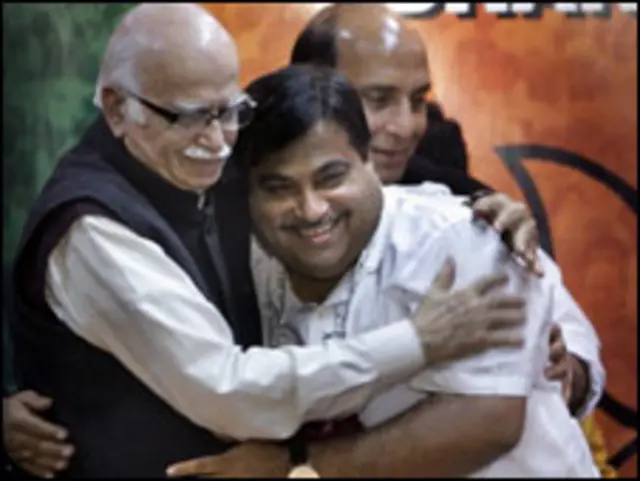 आडवाणी और राजनाथ के साथ गडकरी