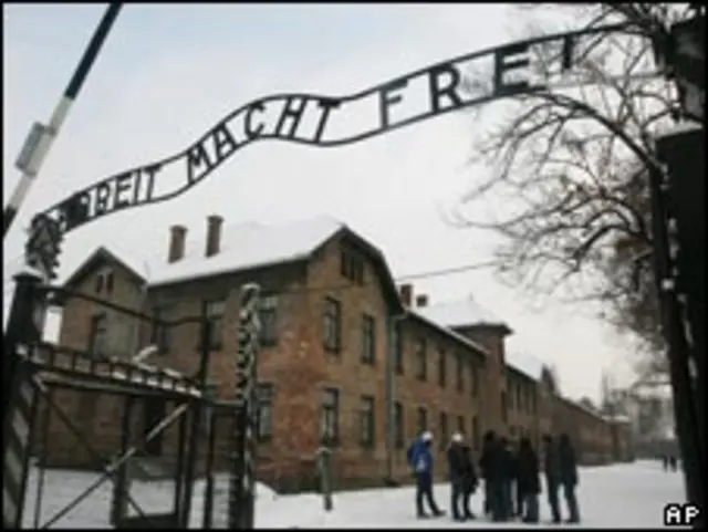 奥斯威辛集中营入口的标语牌