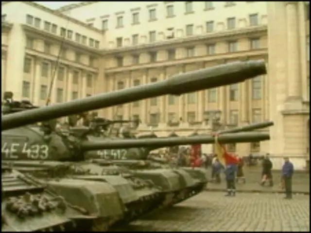 Tanques en las calles de Bucarest durante la revolución de 1989