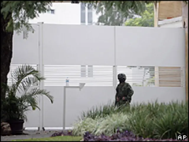 Un militar monta guardia en el complejo de apartamentos de Cuernavaca