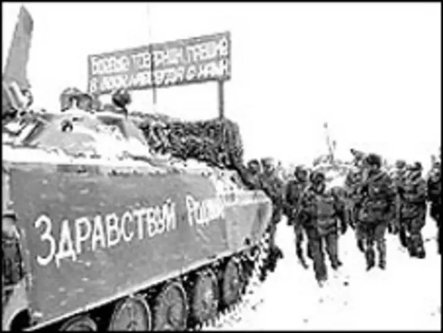 نیروهای شوروی در حال خروج از افغانستان