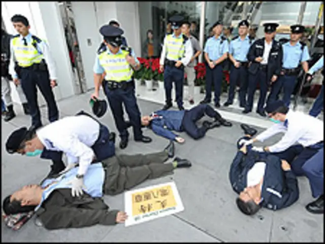 Một số người tại Hong Kong phản đối án tù của ông Lưu Hữu Ba