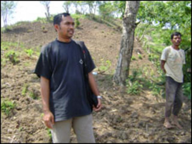 Mahrizal Paru dengan seorang petani kakao di Pidie