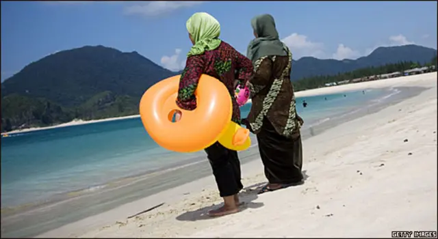 Mujeres en la playa en Aceh, Indonesia