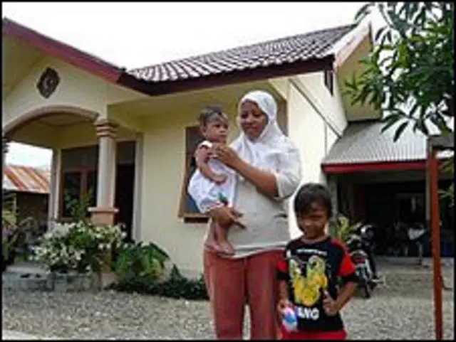 Mariyanti, sobreviviente del tsunami, y sus hijas