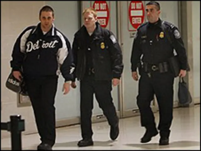 Oficiales de seguridad en el aeropuerto de Detroit