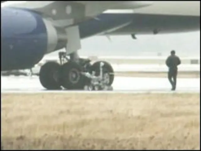 Pesawat mendarat di Detroit